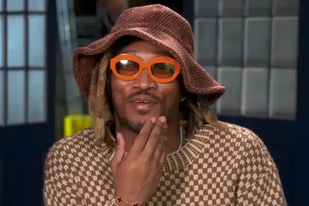 Future portant des lunettes orange et un chapeau, dans une interview, avec une expression réfléchie.